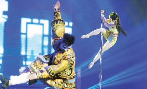 “鋼管舞娘”周文將鋼管舞和民族文化融合在一起，創(chuàng)意了一段《霸王別姬》的鋼管舞表演