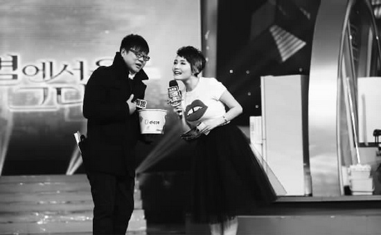 《我是大贏家》編導(dǎo)扮演的“都叫獸”（左）來(lái)?yè)尅绊n較瘦”的風(fēng)頭