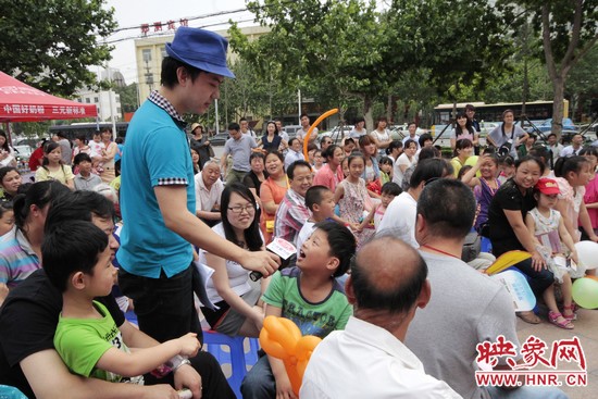 河南電視臺都市頻道主持人郭嘉寧與現場觀眾互動 河南電視臺都市頻道主持人郭嘉寧與現場觀眾互動