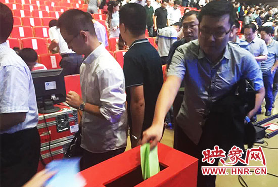 專家、評(píng)委、全局干部職工代表現(xiàn)場(chǎng)投票。