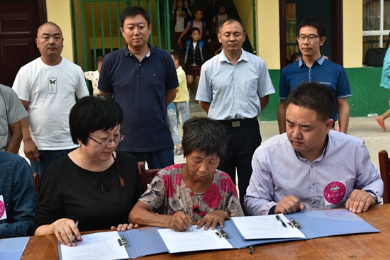 幸福使者、愛心人士與魏學(xué)秀一起簽訂幫扶協(xié)議