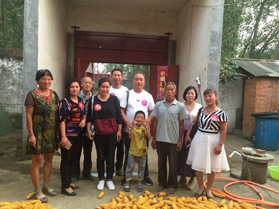 幸福使者、愛心人士與吳國(guó)祿一家合影