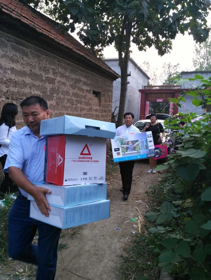 幸福使者和愛心人士捐獻(xiàn)愛心物品