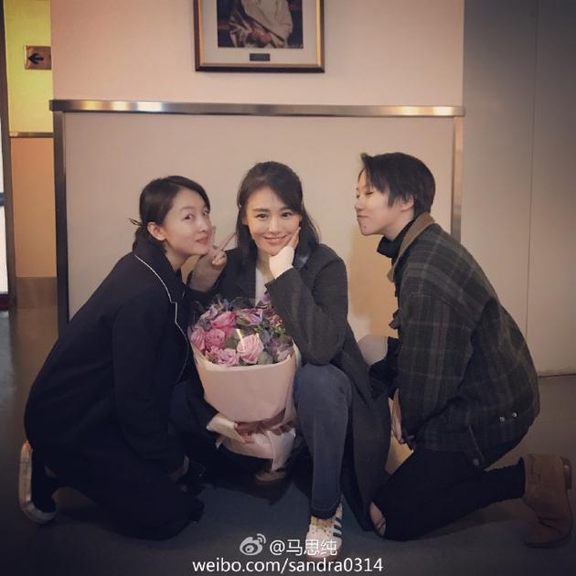 周冬雨竇靖童現(xiàn)身支持馬思純話劇演出 周冬雨竇靖童現(xiàn)身支持馬思純話劇演出