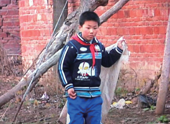 有時(shí)候，浩浩會(huì)拿著蛇皮袋撿些垃圾賣錢視 頻截圖