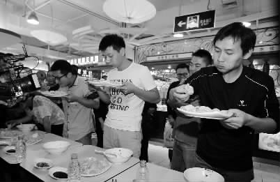 再整兩盤餃子，“騎士牛仔”（右一）真是好胃口