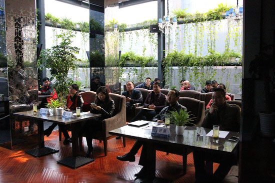 《創(chuàng)業(yè)星工廠》第二季海選現(xiàn)場(chǎng)，評(píng)委們認(rèn)真聽(tīng)取創(chuàng)業(yè)者的項(xiàng)目介紹