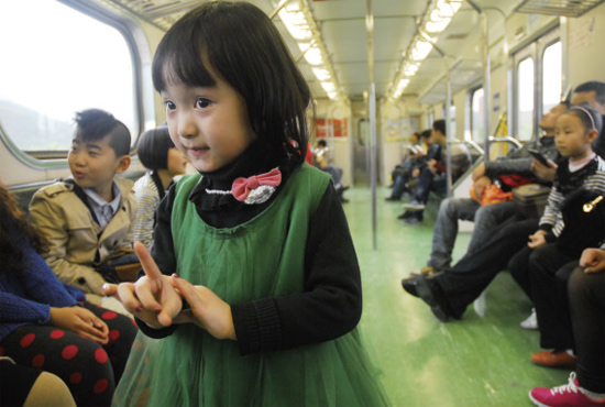 開往花蓮火車上，“戲曲小精靈”張楚怡練嗓