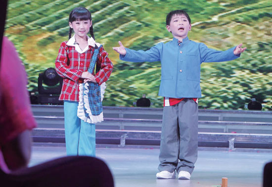 孩子們的表演有模有樣，讓人忍俊不禁