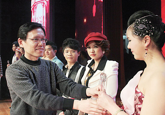 2013年2月1日，《對(duì)9當(dāng)歌》總決賽在鄭州開唱。圖為東方今報(bào)副社長胡楊為選手頒獎(jiǎng)