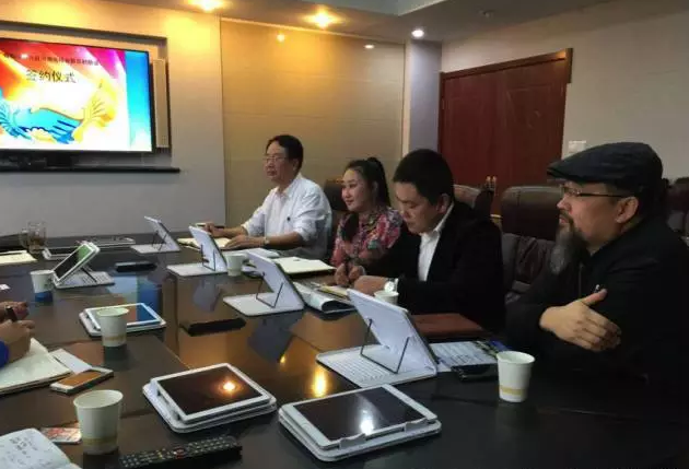 從右至左依次為趙財神，雅購供銷CEO許濤，農團聯(lián)盟創(chuàng)始人王婷。