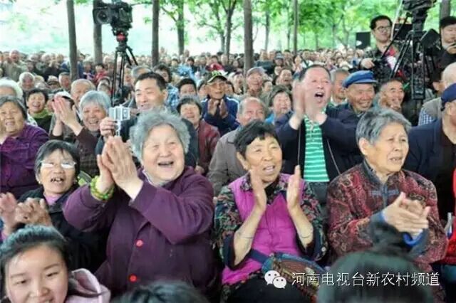 藝術(shù)家賣(mài)力演出，觀眾高聲叫好