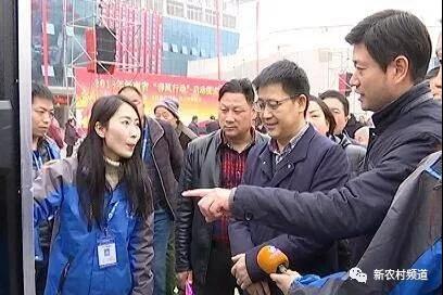 省人社廳農(nóng)民工工作處處長劉培峰參觀打工直通車智慧就業(yè)終端設(shè)備