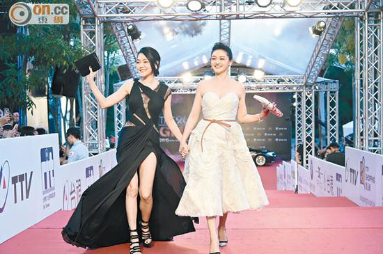 大Ｓ（右）和?。訝渴肿呒t地毯。