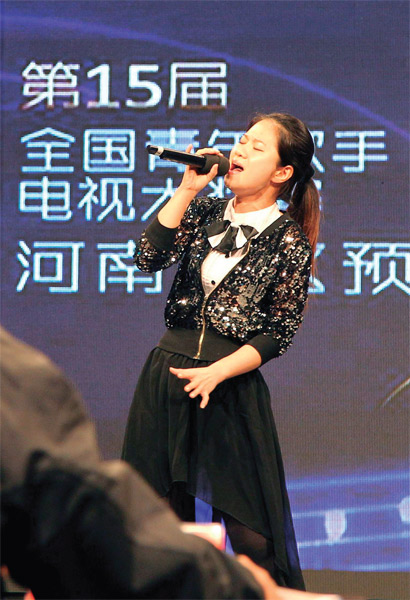 選手們演唱很賣力，要把最好的一面展現(xiàn)給評(píng)委