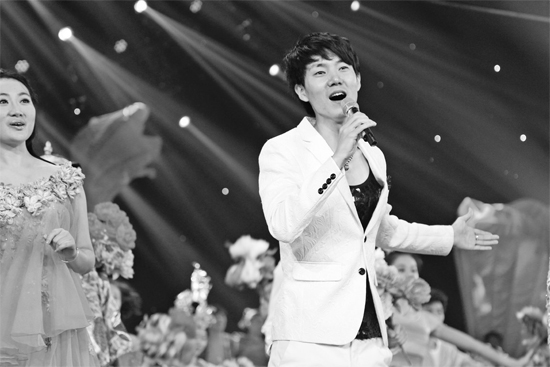在青歌賽頒獎盛典上，王晰的超炫男低音再次引爆全場