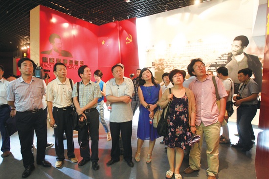 河南電視臺、河南人民廣播電臺、河南省詩歌學(xué)會的專家、詩人、記者等數(shù)十人赴蘭考焦裕祿紀(jì)念園采風(fēng)學(xué)習(xí)