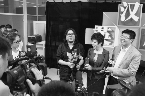 節(jié)目嘉賓高曉松、于丹、張頤武接受采訪