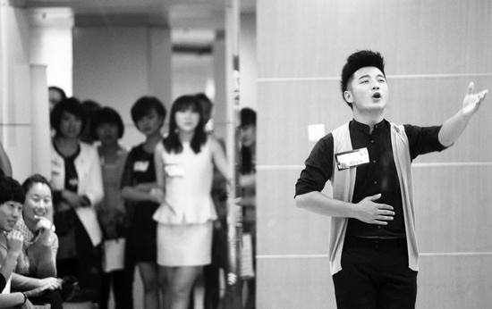 面試處，選手進行才藝展示