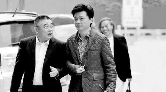 錢文忠（左）、小崔、蔡志忠（后）三位大咖步入錄制現(xiàn)場