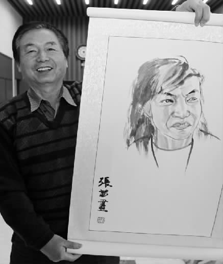 趙孝斌老人帶來(lái)開封籍畫家為嘉賓蔡智忠畫的肖像畫