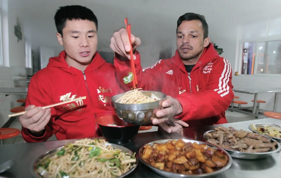 　約瑟夫一再表示食堂大師傅飯菜做得很好，他的筷子已經(jīng)用得很熟練了