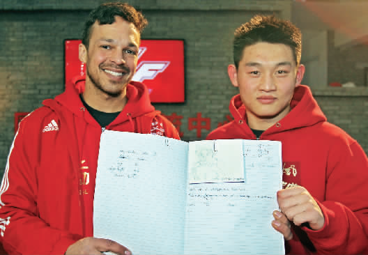 　　約瑟夫手繪了每個選手的肖像，認認真真地用字母拼寫出選手的中文名字附注。“看，這個是鄭召玉喲”