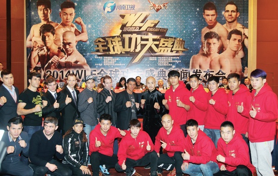 新聞發(fā)布會(huì)上，中外選手齊聚一堂。