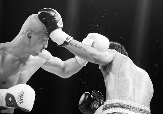 一龍（左）與泰國(guó)“獵手”瀟殺狂在比賽中激戰(zhàn)