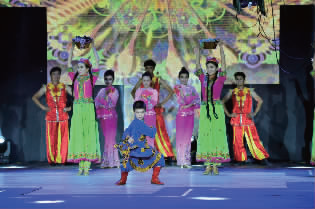 開(kāi)場(chǎng)新疆舞表演