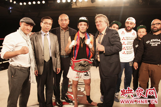 中國駐美國舊金山總領(lǐng)事館副總領(lǐng)事畢剛在比賽現(xiàn)場為選手頒獎