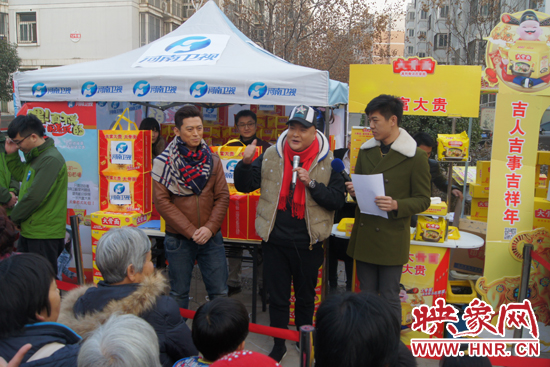 范軍、張竟達(dá)在社區(qū)與群眾親切互動