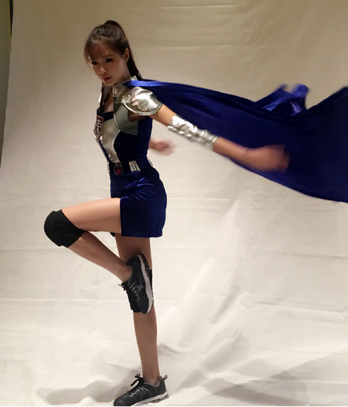 沈夢(mèng)辰拍寫(xiě)真雙腿傷痕累累