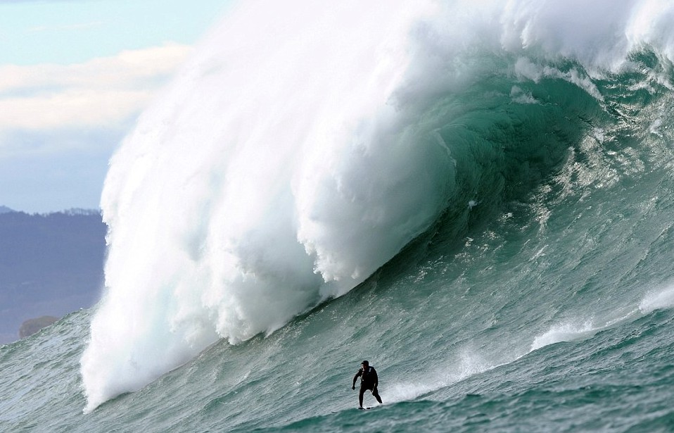 與20米高巨浪嬉戲！神勇弄潮兒沖浪場面超震撼