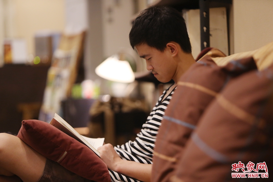 徐浩然，24歲，圖書(shū)編輯：在書(shū)店看紙質(zhì)書(shū)，意境會(huì)更深一些。