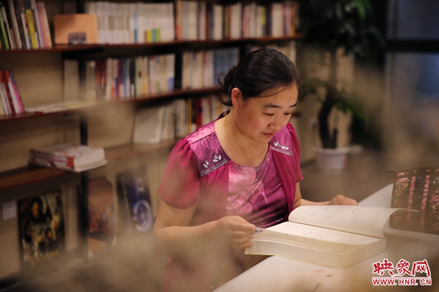 王艷、44歲，某醫(yī)院醫(yī)生：白天沒(méi)有時(shí)間，晚上帶小孩來(lái)這里培養(yǎng)她們的讀書(shū)習(xí)慣。