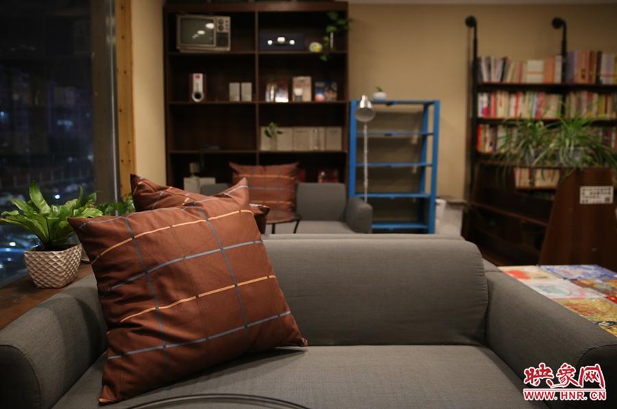 書(shū)店內(nèi)的布置非常溫馨，有種家里書(shū)屋的感覺(jué)。