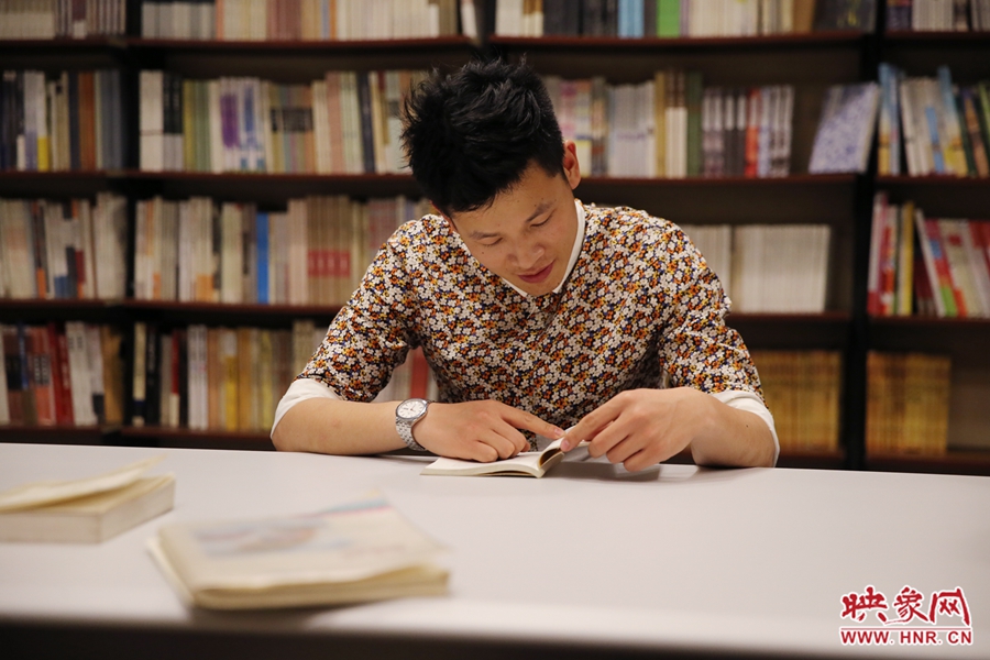 李恒，26歲，私營(yíng)業(yè)主：喜歡撫摸紙質(zhì)書(shū)的感覺(jué)。