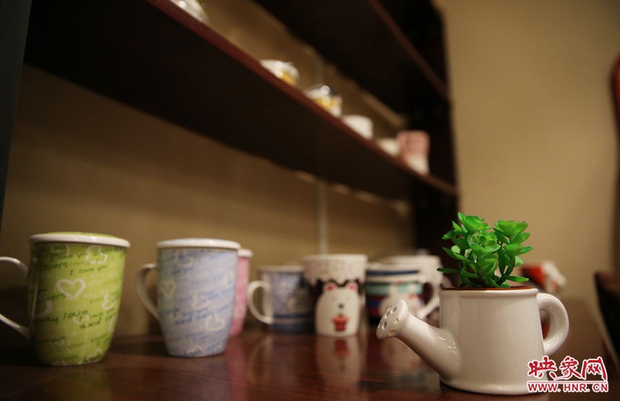 書(shū)店內(nèi)促銷用的杯子。