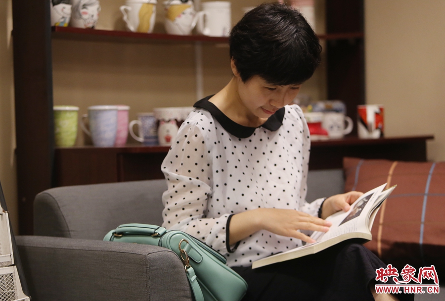 毛韶華，年齡保密，文字工作者：紙質(zhì)書(shū)是營(yíng)養(yǎng)餐，電子書(shū)是快餐。