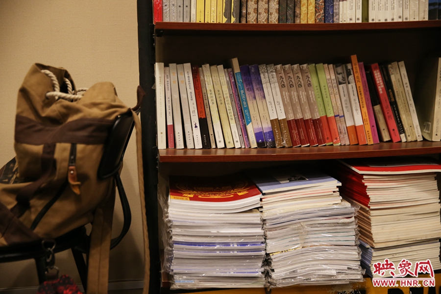 放下背包，捧起一本喜愛(ài)的書(shū)，生活的另一種方式。