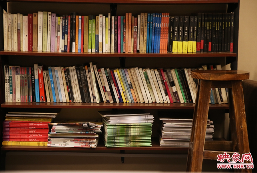 書(shū)店內(nèi)設(shè)置的高腳凳子。