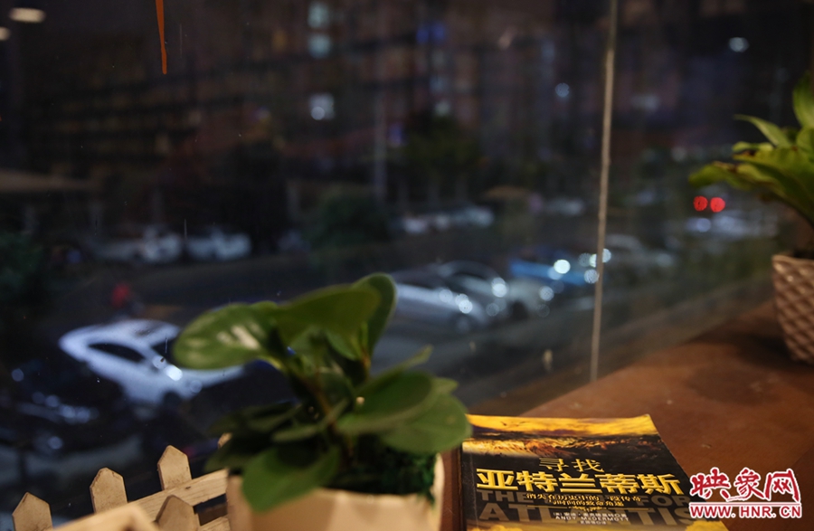 一扇窗，將喧鬧與寧?kù)o分割。