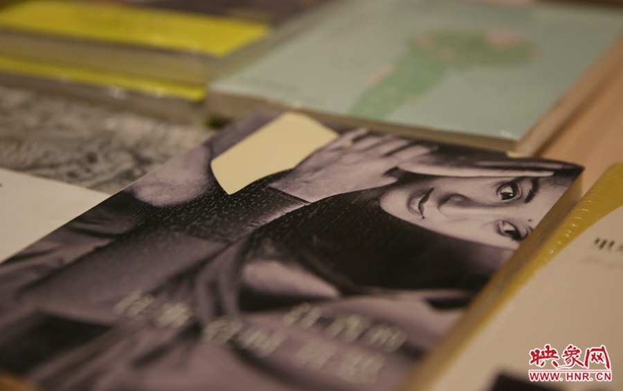 書(shū)店內(nèi)的書(shū)。