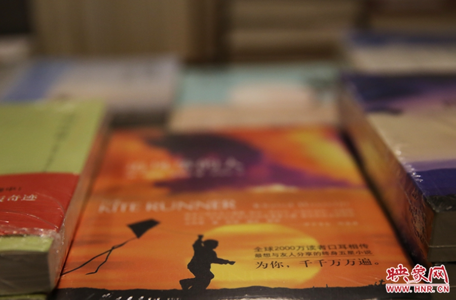 書(shū)店內(nèi)的書(shū)。