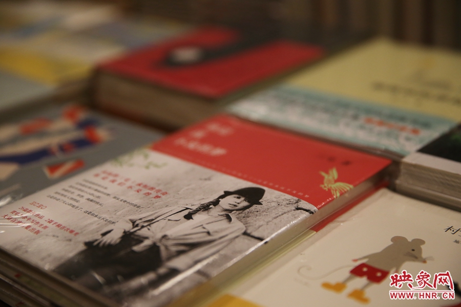 書(shū)店內(nèi)的書(shū)。