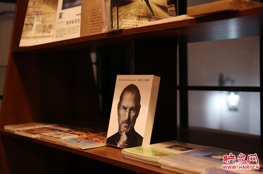 書(shū)店內(nèi)的書(shū)。