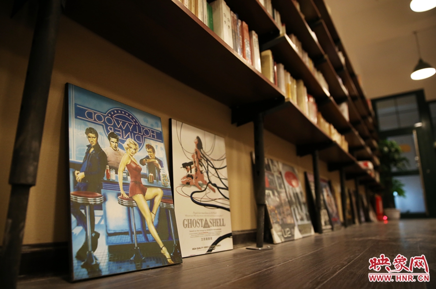 書(shū)店內(nèi)的書(shū)。