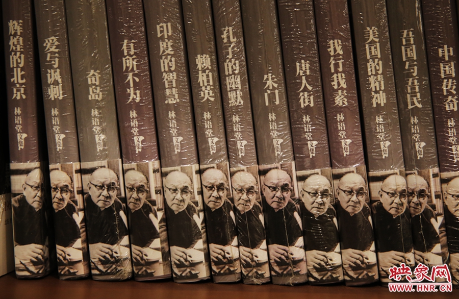 書(shū)店內(nèi)的書(shū)。