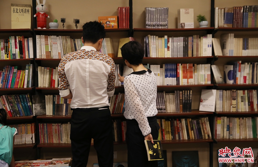 看書(shū)的人。